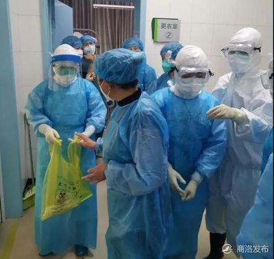 直擊商洛隔離病區(qū) 一場以節(jié)約護(hù)具為名的無聲戰(zhàn)斗